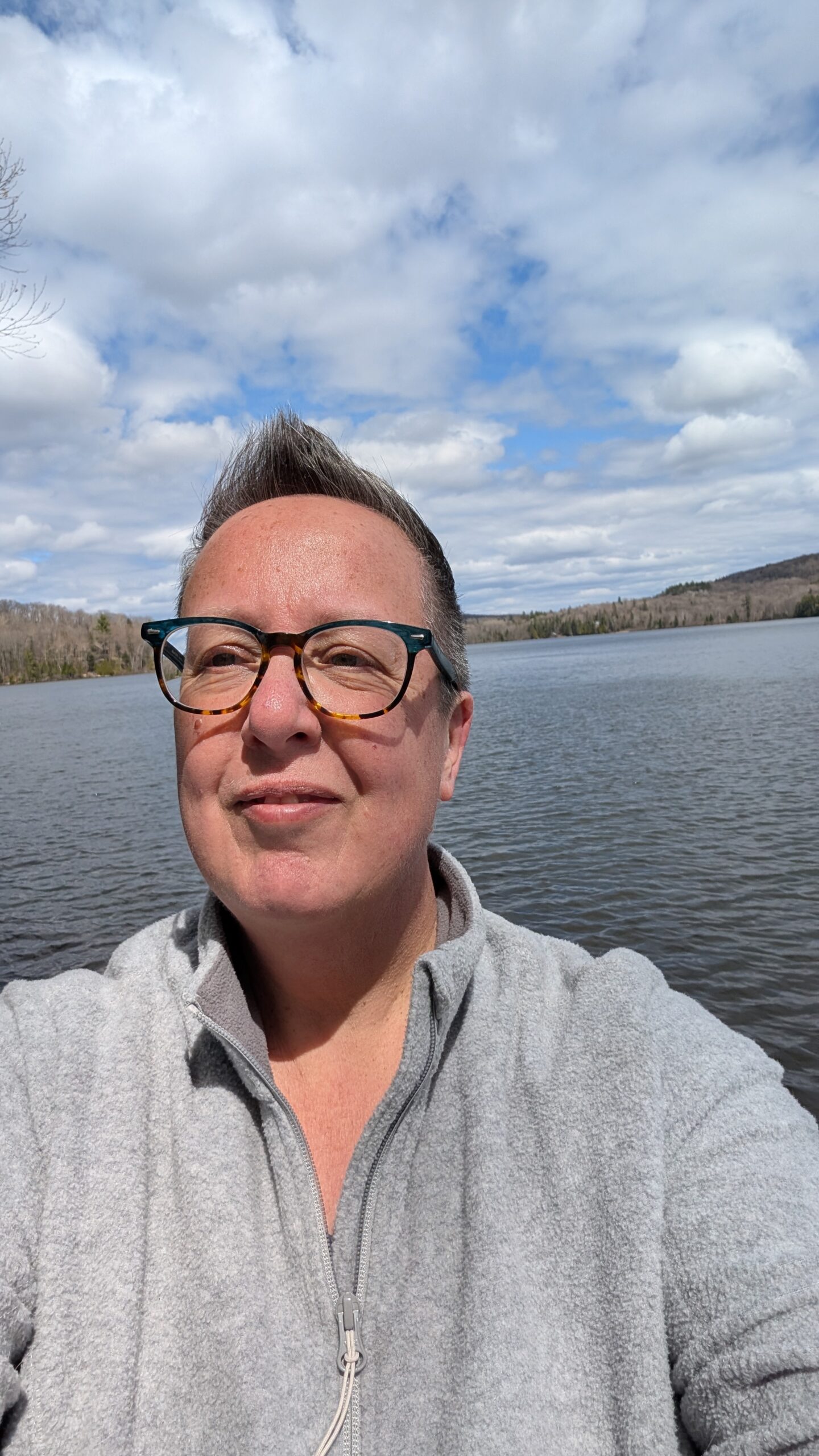 Stéphanie, fondatrice de IA pas que ça, au bord du lac